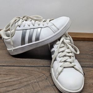 Adidas womens size 6 tennis shoes